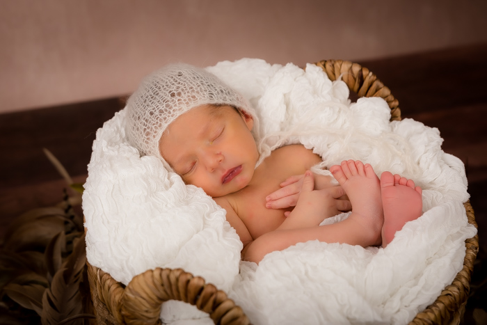 How to keep a baby happy in newborn photography 19