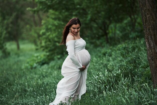Maternity Photoshoot Poses for Mom 3